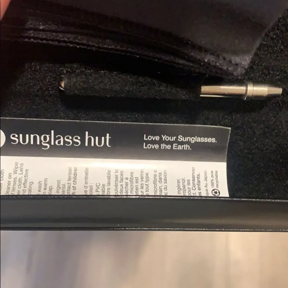 🎉1 hr sale 🎉Sunglasses hut box/cloth
